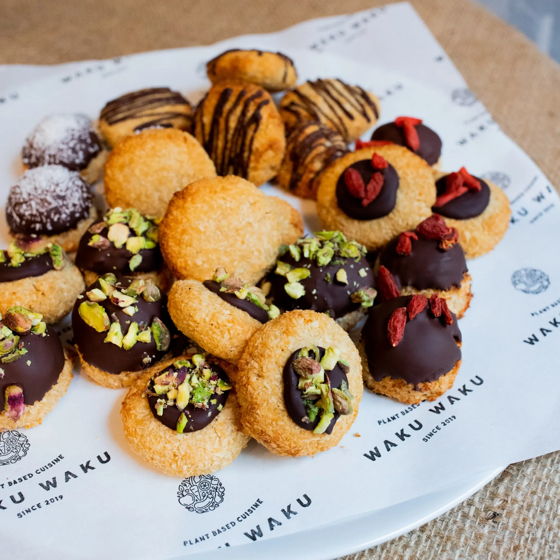Schaal met kleine koekjes en zoetigheden op WAKU WAKU-papier
