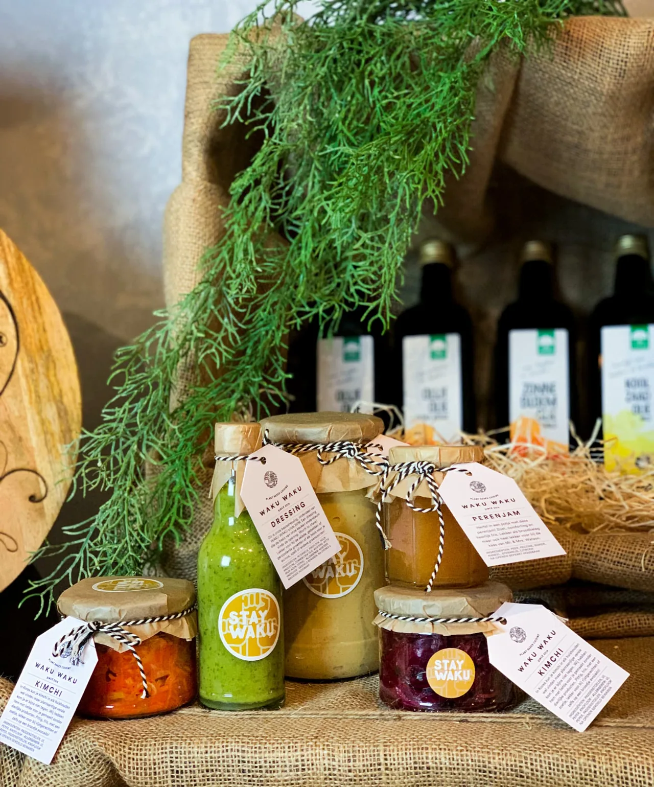 Potten kimchi, dressing en perenjam van WAKU WAKU op jute