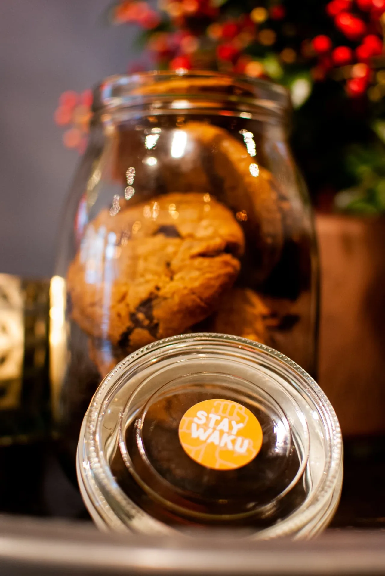 Grote glazen pot met koekjes en een STAY WAKU-sticker