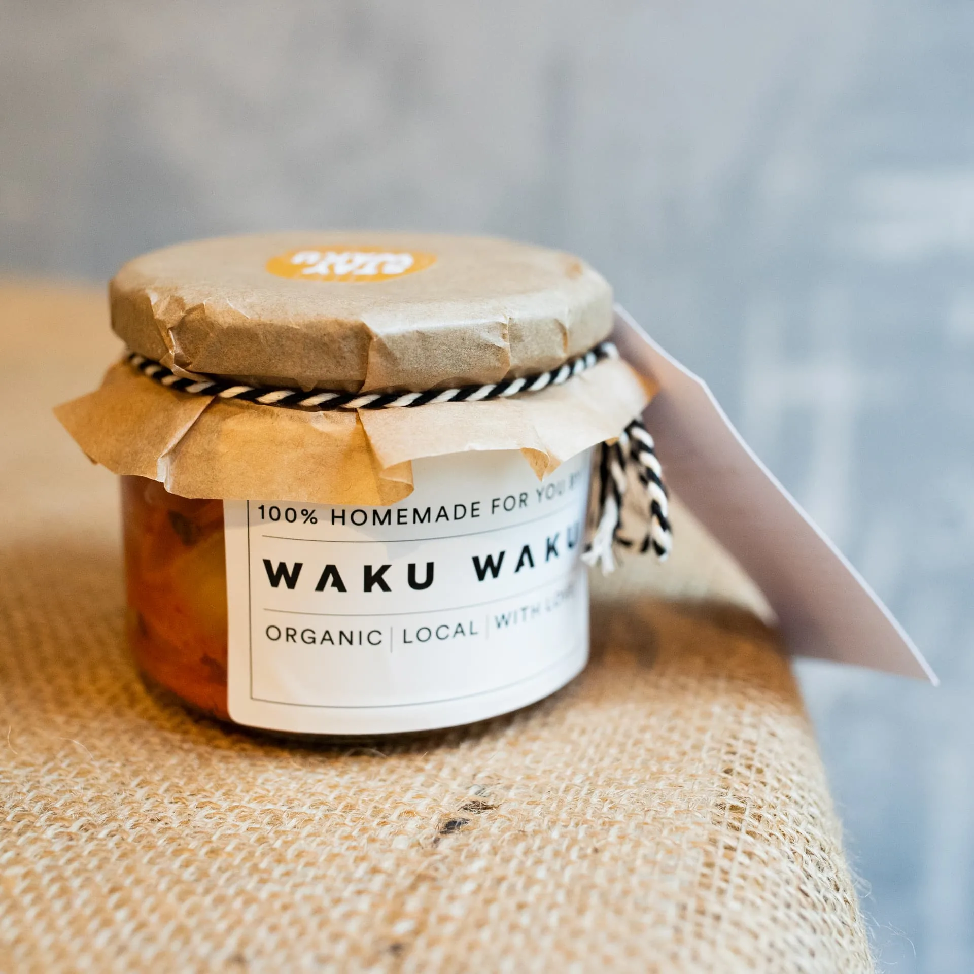Klein potje WAKU WAKU-kimchi op een jute ondergrond