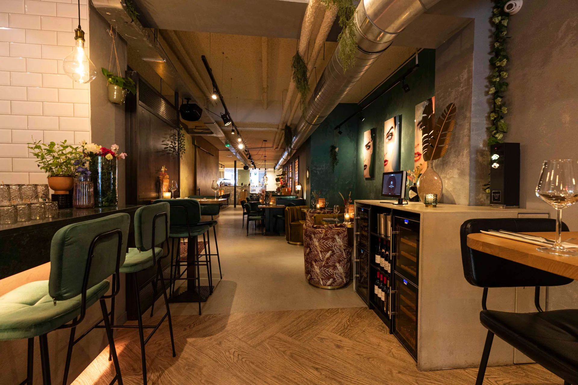 Afgewerkte restaurantzaal van WAKU WAKU met bar, tafels en wandkunst