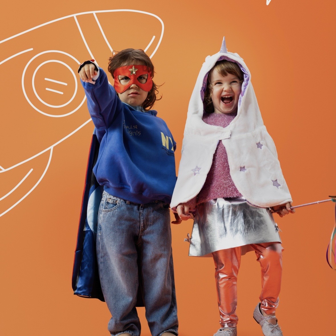 Twee jonge kinderen in verkleedkleding, beeld van Luumilo