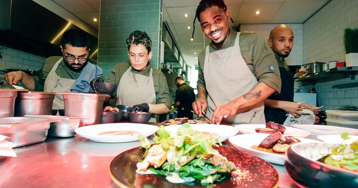 Chef aan het werk in de open keuken van WAKU WAKU, previewbeeld bij de recensie in het AD