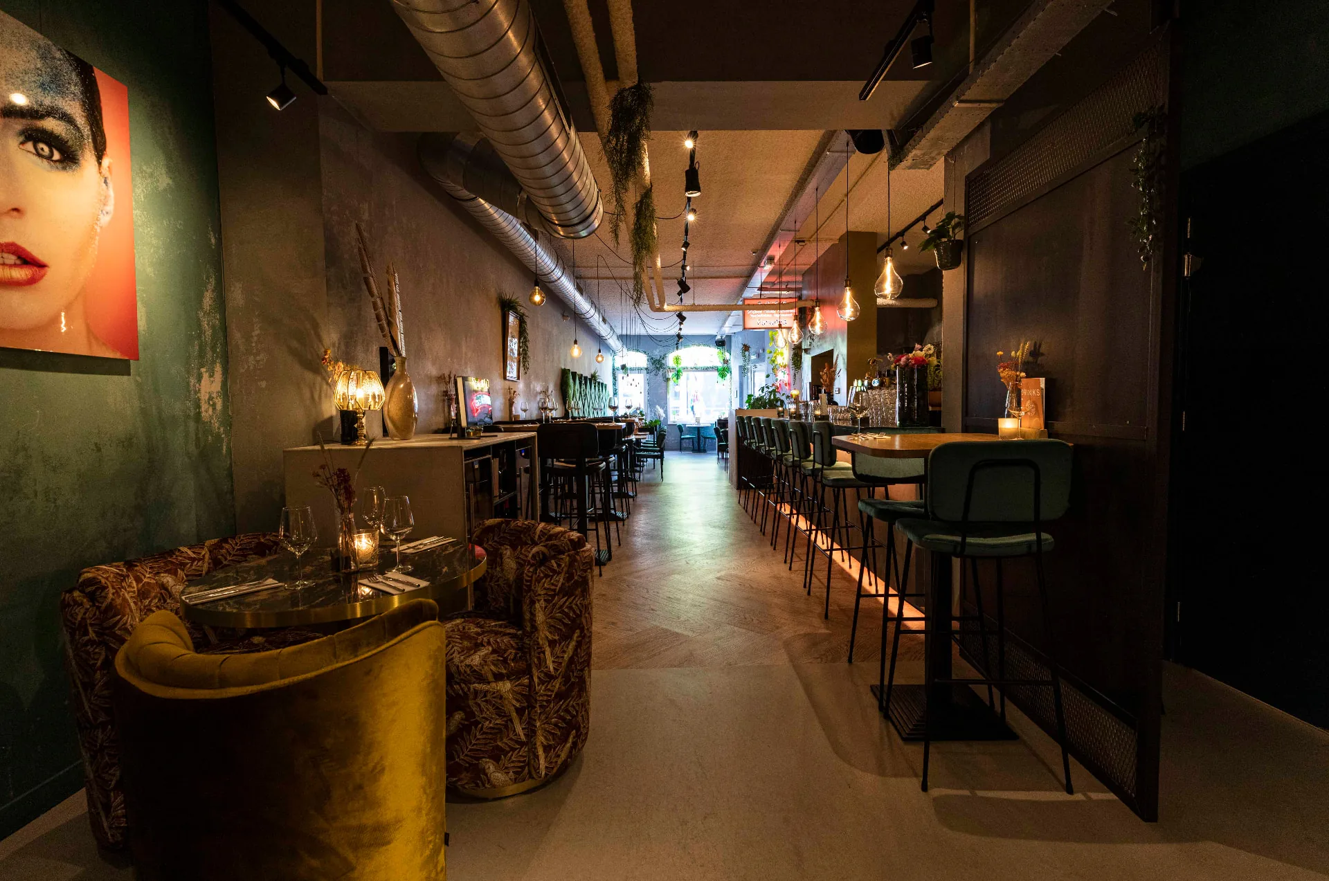 Zicht over de lengte van de bar en het eetgedeelte van WAKU WAKU