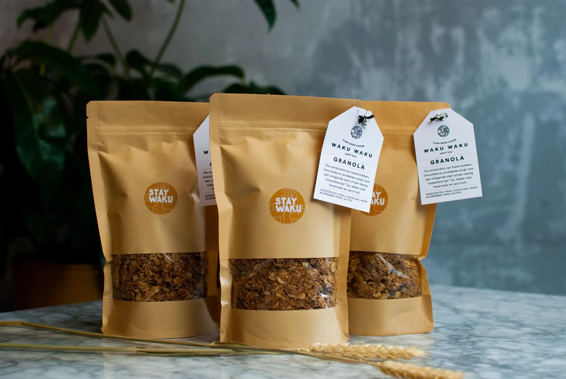 Drie papieren zakken WAKU WAKU-granola met STAY WAKU-stickers